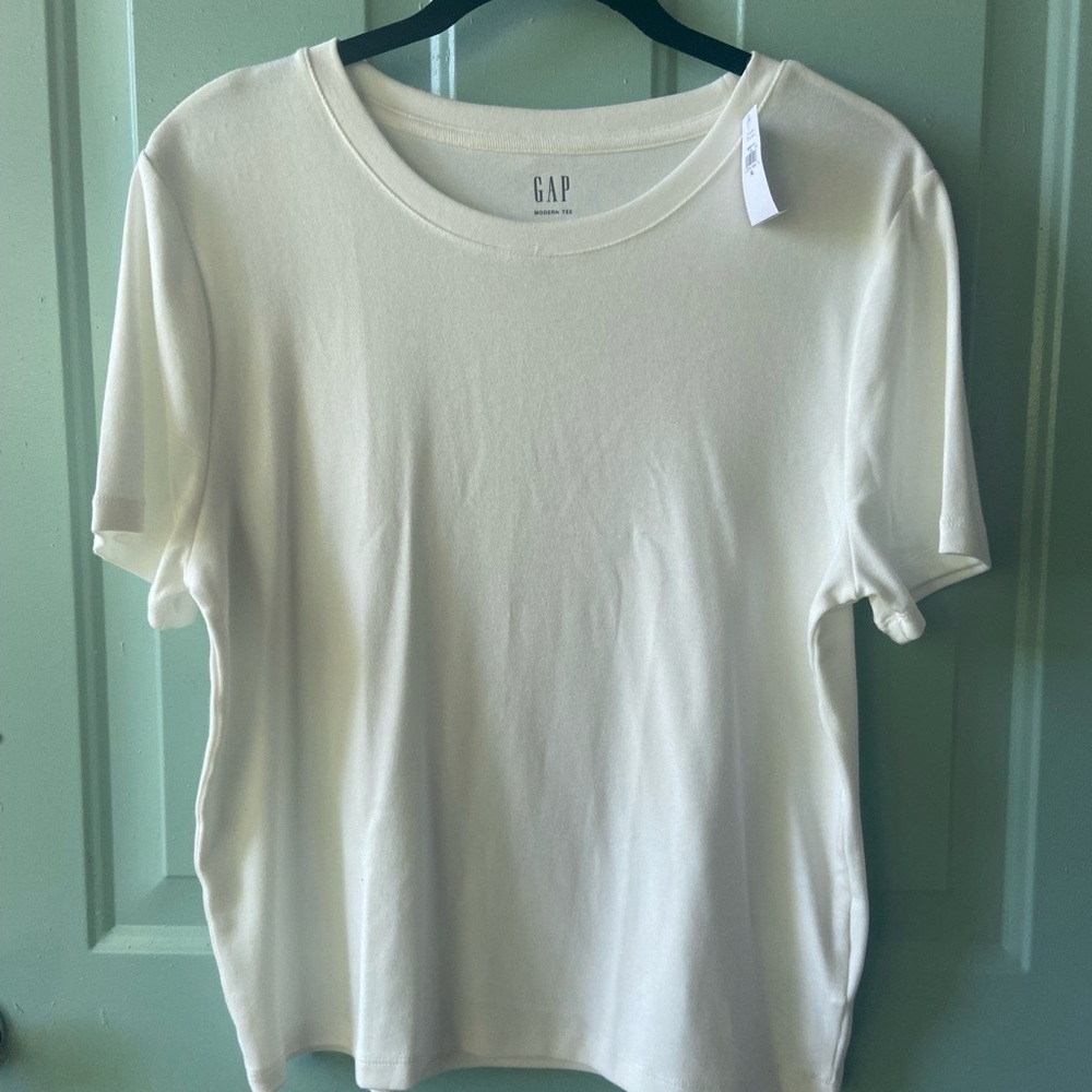 GAP Women's White Modern Tee Shirt Hits at Waist with Spandex